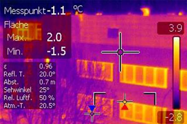 Abb. 1: Thermalmessung an einem Gebäude (Bildquelle: ThINK)
