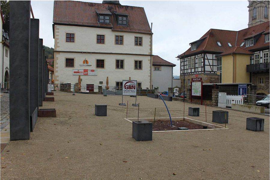 Abb. 4-2: Bauarbeiten und Einrichtung des Trinkbrunnens auf dem Lutherplatz im Juli und Oktober 2016 (Bildquelle: M. Häfner/Stadtverwaltung Eisenach)