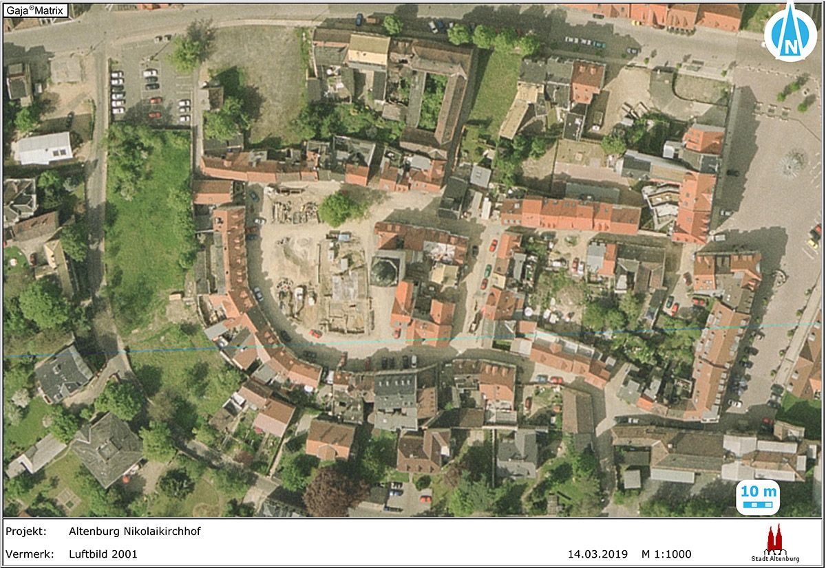 Abb. 4: Archäologische Ausgrabungsarbeiten auf dem Nikolaikirchhof. Luftbild 2001