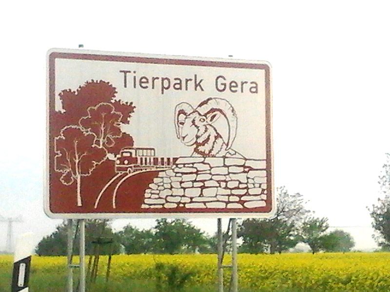 Abb. 1: Hinweisschild für den Geraer Tierpark an der Autobahn (Bildquelle: Stadt Gera)