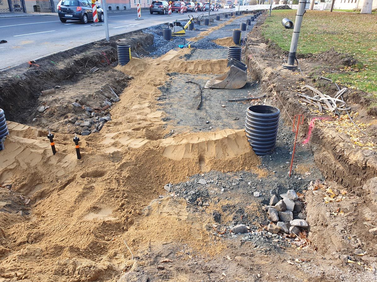 Baugrube entlang einer Straße mit Bewässerungszuläufen