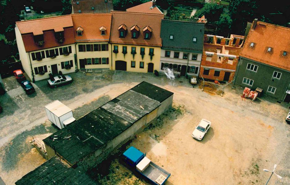 Abb. 2: Blick in Richtung Südwesten auf den Nikolaikirchhof vom Nikolaiturm mit dem Garagenbau (1997) 