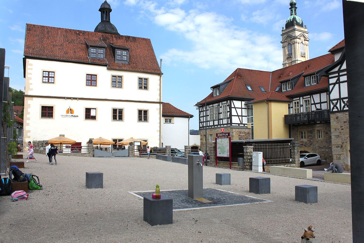 Fertiggestellter Lutherplatz mit Trinkbrunnen