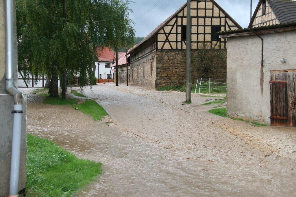 überflutete Dorfstraße